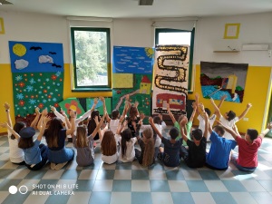 bambini che esultano con le mani alzate