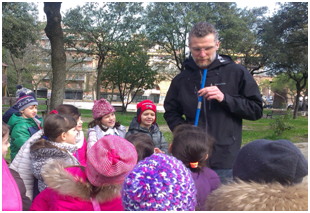 esperto dellAto con i bambini al Parco Kennedy 
