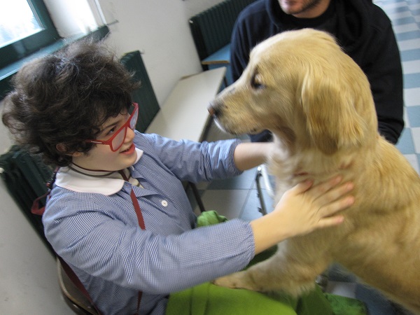 5 A la bambina abbraccia il cane