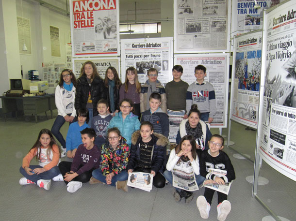 Foto della classe 5°A in visita al "Corriere Adriatico"