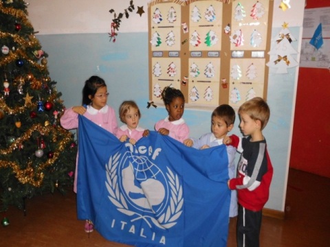 bambini_che_sorreggono_la_bandiera_dell'Unicef