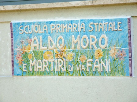 nuova targa Scuola "Aldo Moro e martiri di via Fani"